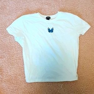 Cropped style t-shirt barely worn